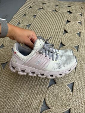 On Running Cloudmonster Women’s Size 7.5 Pink White Running Shoes